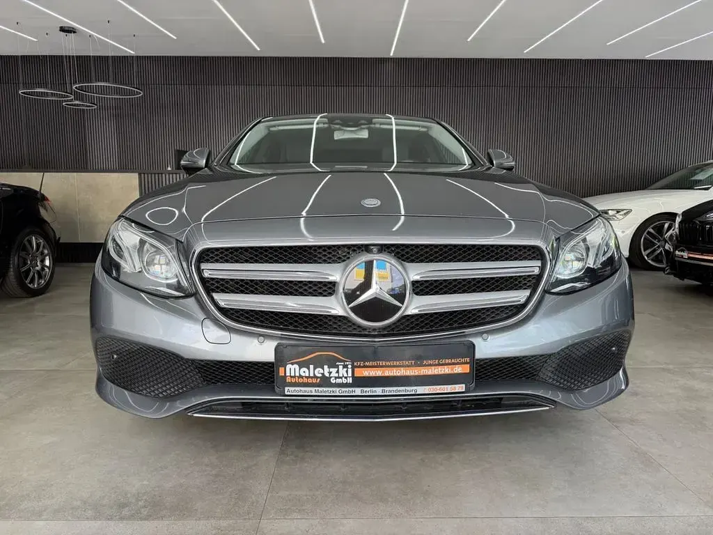 Gebraucht Mercedes E200 184 PS (135 kW) 2016 Selenitgrau Limousine