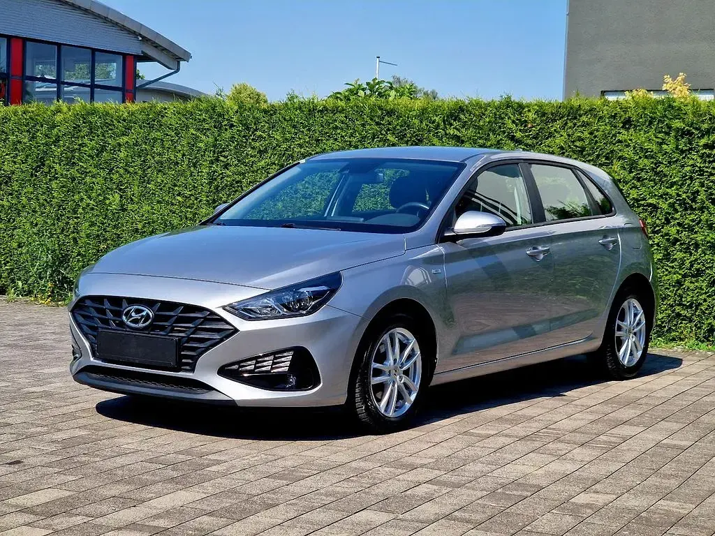 Gebraucht Hyundai i30 Select 120 PS (88 kW) 2022 Silber Limousine