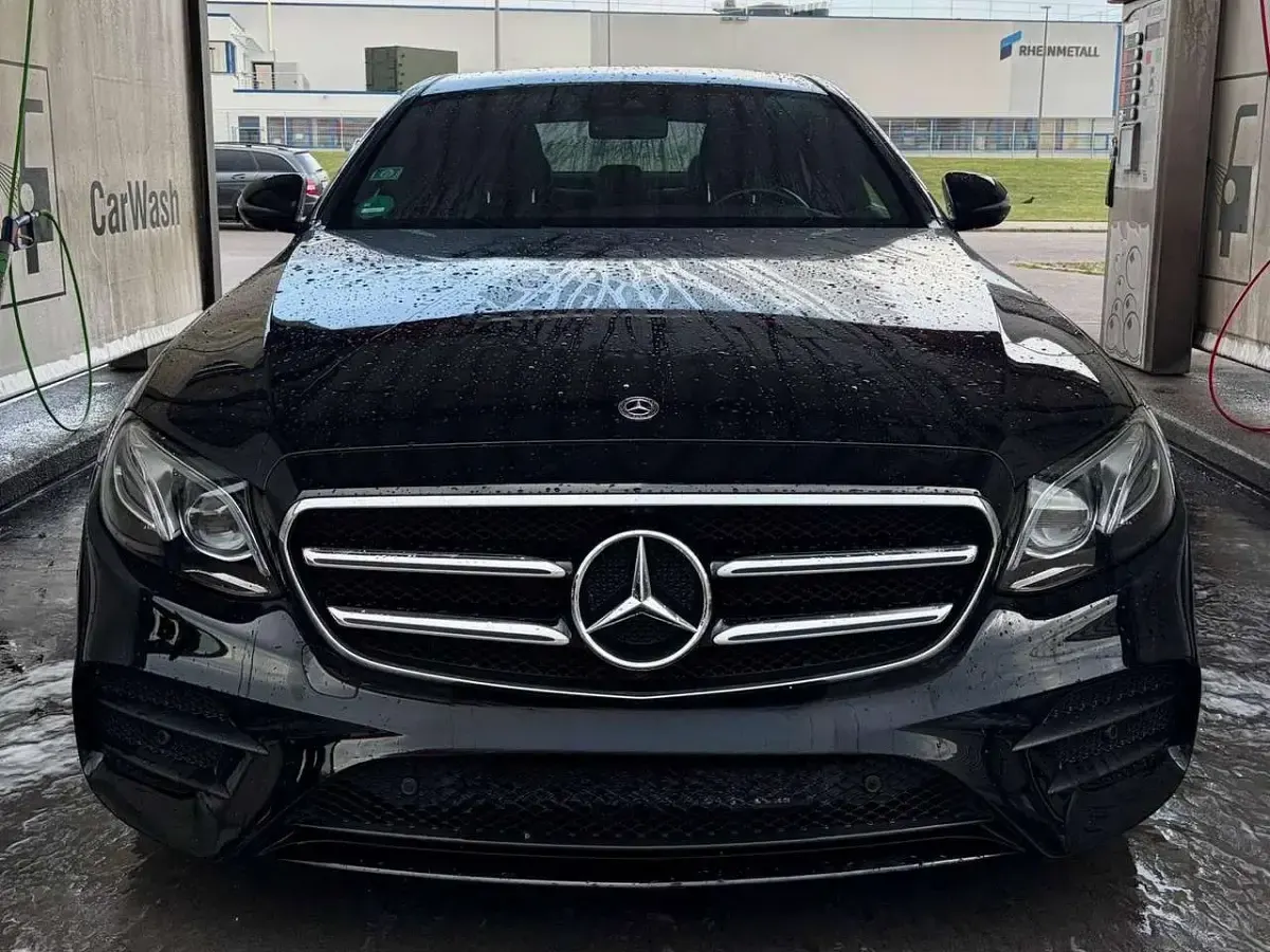 Gebraucht Mercedes E220 194 PS (142 kW) 2020 Schwarz Limousine