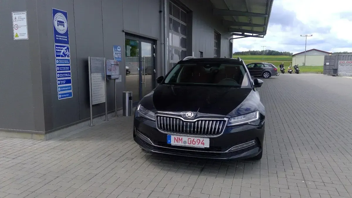 Gebraucht Skoda Superb Style 150 PS (110 kW) 2023 Schwarzmagic perleffekt Kombi
