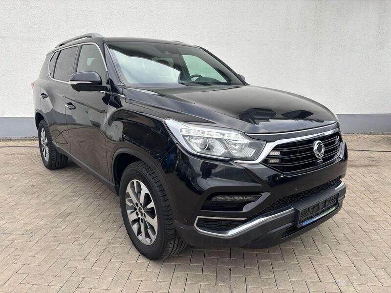Schwarz Gebraucht 2018 Ssangyong (KGM) Rexton Crystal SUV | 7.900 € - Bild 1/4