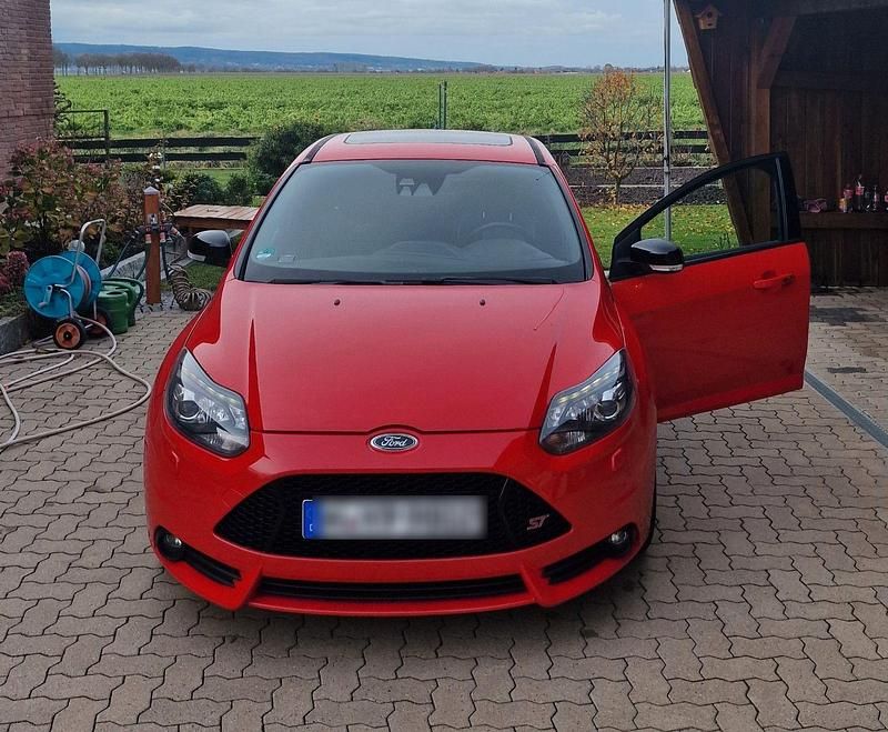Rot Gebraucht 2014 Ford Focus Sport Limousine | 11.999 € (Etwas zu teuer) - Bild 1/4