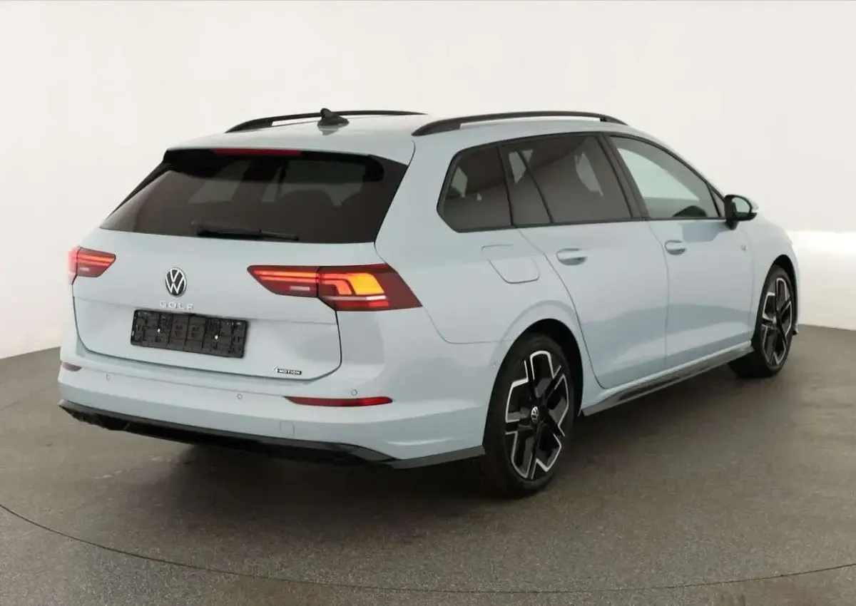 Neu VW Golf VIII R-line 204 PS (150 kW) 2026 Crystal ice blue metallic Kombi