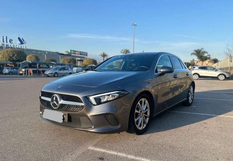 Grau Gebraucht 2019 Mercedes A180 Business Limousine | 18.800 € (Fairer Preis) - Bild 1/4