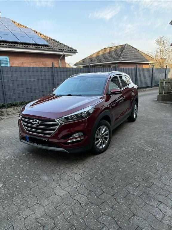 Gebraucht Hyundai Tucson Pure 132 PS (97 kW) 2016 Rot SUV