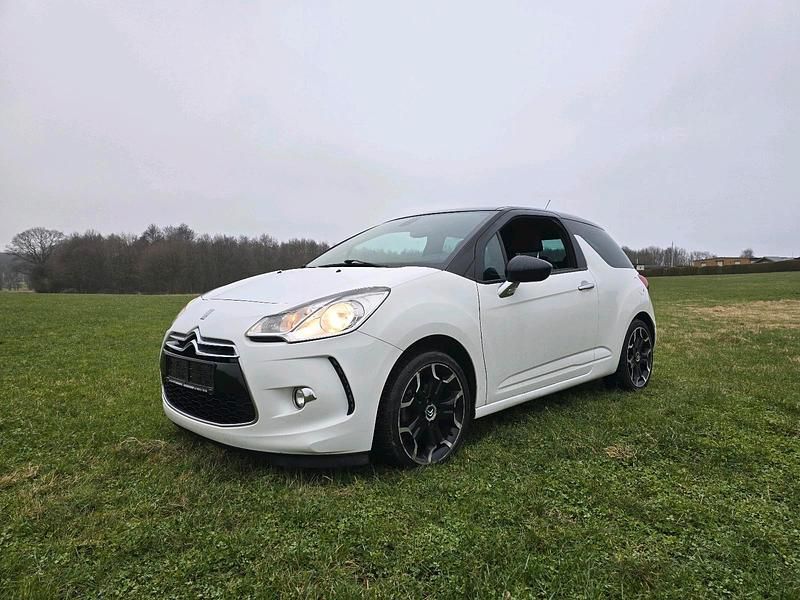 Weiß Gebraucht 2011 Citroën DS3 Sport Chic Kleinwagen | 4.999 € (Teuer) - Bild 1/4