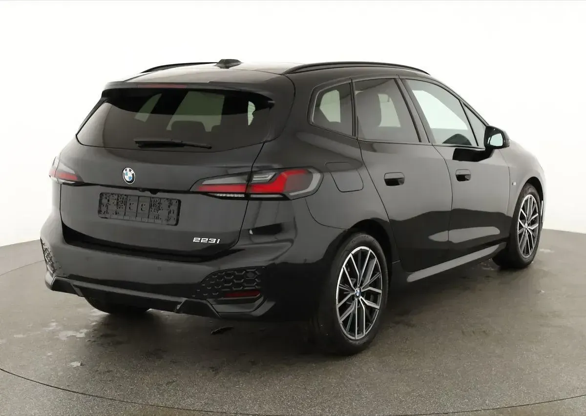 Gebraucht BMW 223 Active Tourer M Sport 218 PS (160 kW) 2025 Black sapphire metallic Van / Kleinbus