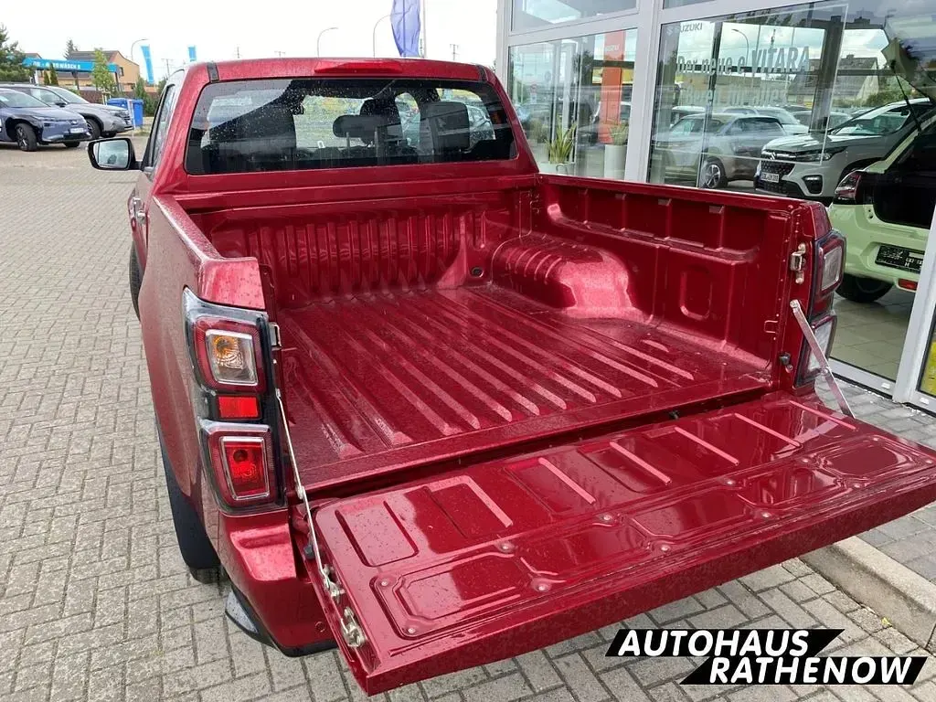 Gebraucht Isuzu D-Max 163 PS (119 kW) 2024 Rot Pickup