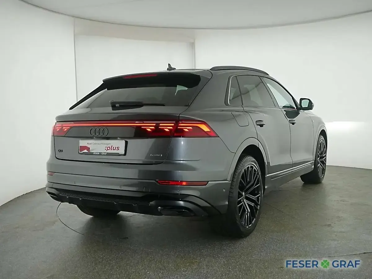 Używany Audi Q8 Ambiente 286 KM (210 kW) 2025 Szary SUV