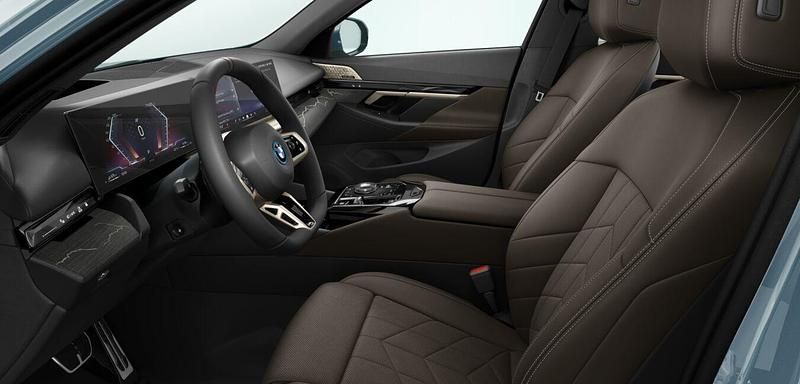 Gebraucht BMW 550e Comfort Edition 489 PS (359 kW) 2024 Grün Limousine