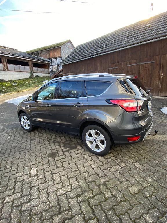 Gebraucht Ford Kuga Titanium 150 PS (110 kW) 2018 Grau SUV
