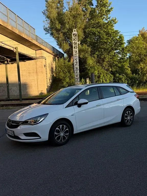 Używany Opel Astra Edition 110 KM (80 kW) 2019 Biały Kombi