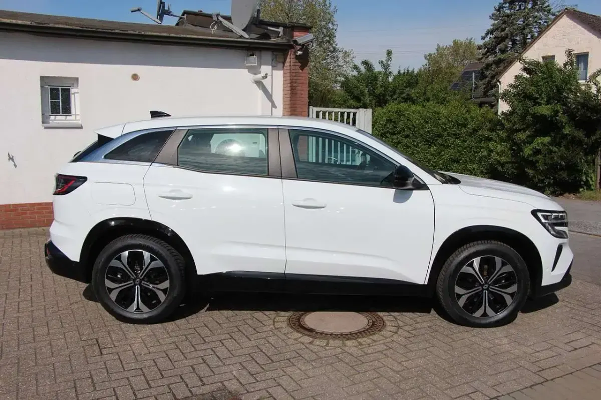 Käytetty Renault Austral Equilibre 140 HP (102 kW) 2023 Valkoinen Katumaasturi