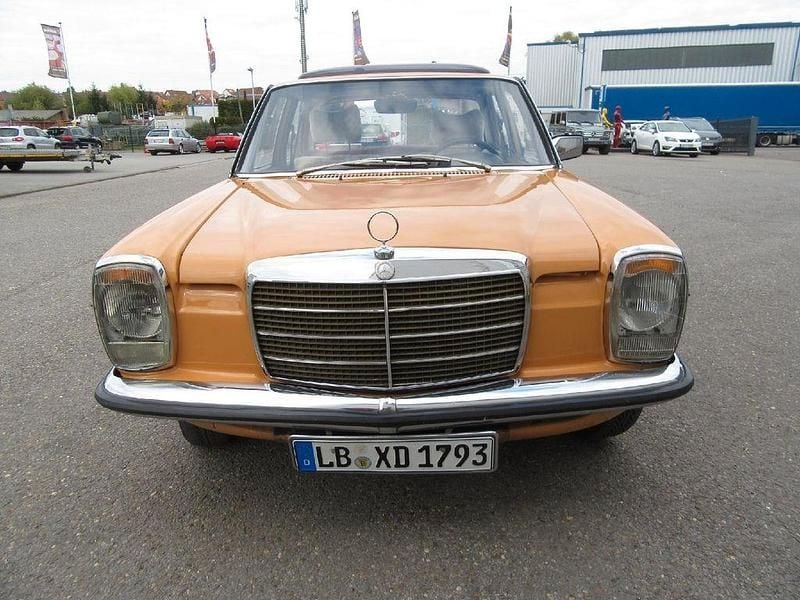Gebraucht Mercedes 200 95 PS (69 kW) 1976 Beige Limousine