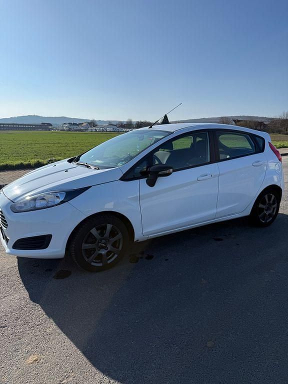 Gebraucht Ford Fiesta 95 PS (69 kW) 2013 Weiß Kleinwagen