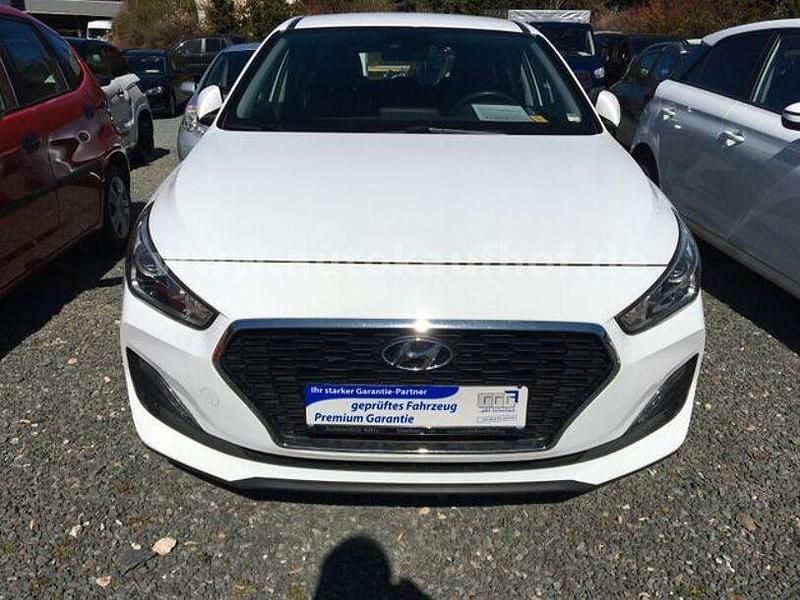 Gebraucht Hyundai i30 Select 120 PS (88 kW) 2019 Weiß Kombi