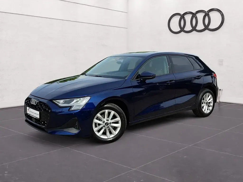 Gebraucht Audi A3 Ambiente 116 PS (85 kW) 2025 Navarrablau metallic Limousine