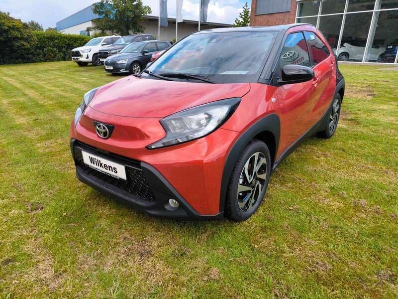 Chili red / night sky black Neu 2024 Toyota Aygo Team Kleinwagen | 18.900 € - Bild 1/4