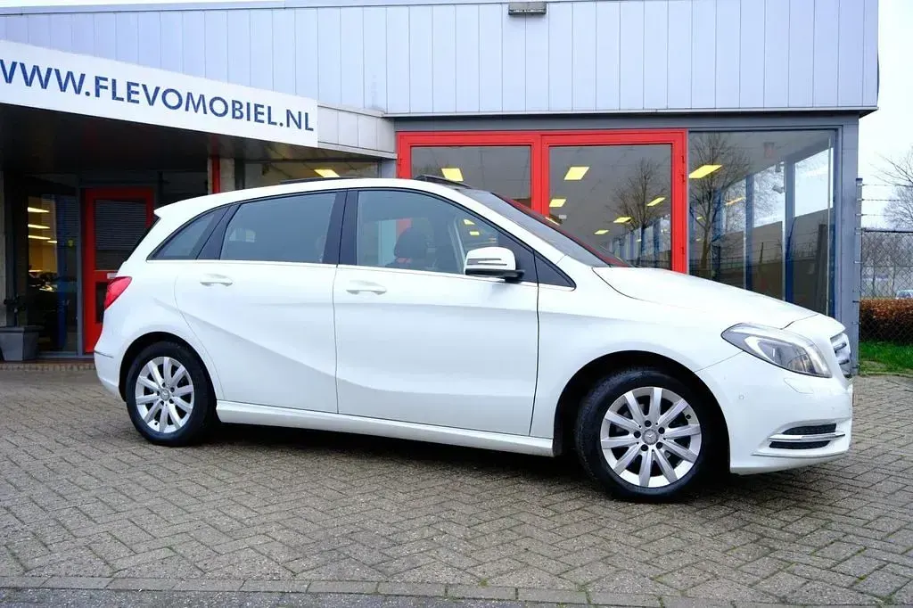 Gebraucht Mercedes B180 Ambition 122 PS (89 kW) 2014 Weiß Kleinwagen