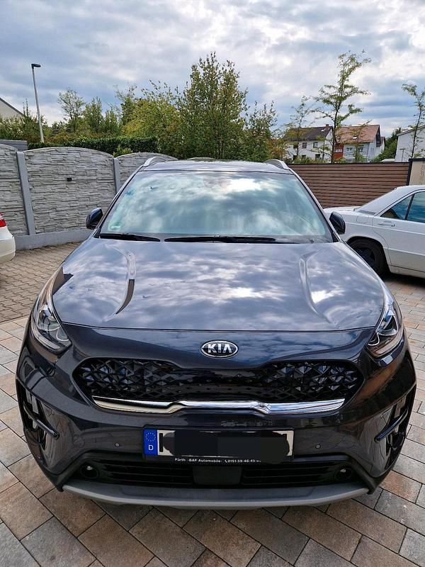 Grau Gebraucht 2020 Kia Niro SUV | 22.800 € (Etwas zu teuer) - Bild 1/4