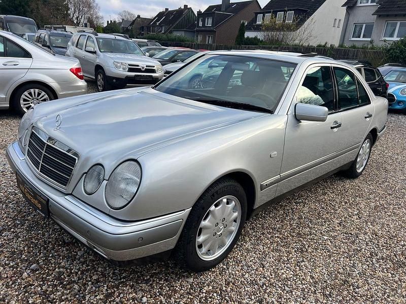 Silber Gebraucht 1998 Mercedes E280 Limousine | 6.999 € - Bild 1/4