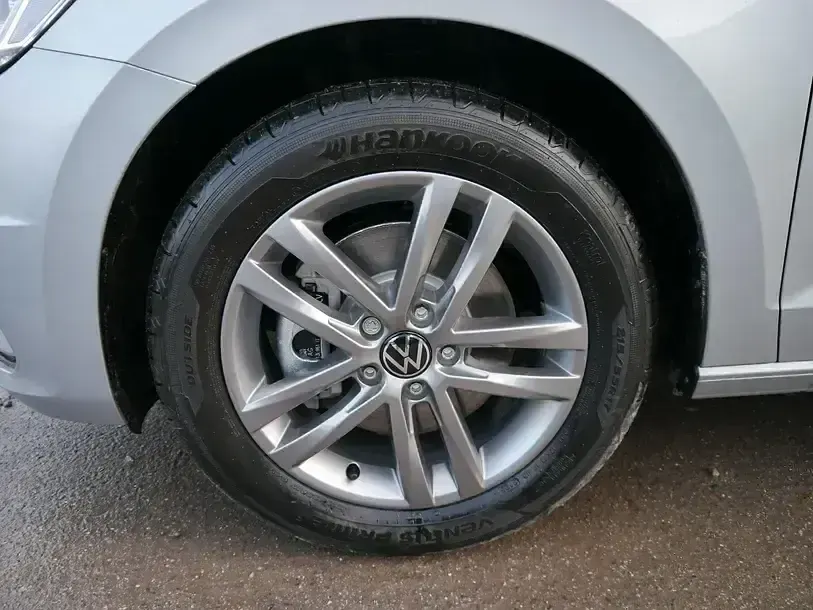 Neu VW Touran Comfortline 150 PS (110 kW) 2026 Silber Van / Kleinbus