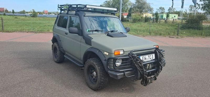 Grün Gebraucht 2012 Lada niva SUV | 14.900 € - Bild 1/4