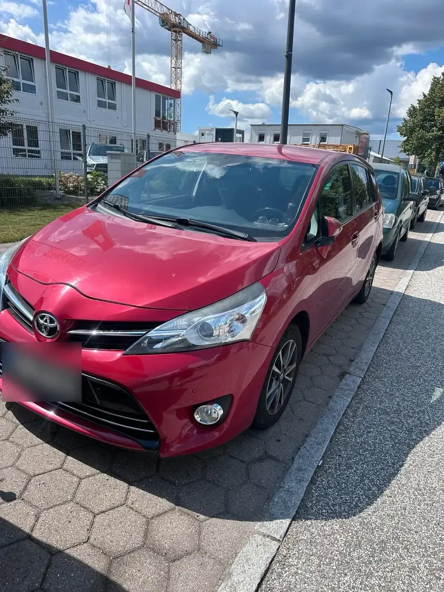 Gebraucht Toyota Verso 147 PS (108 kW) 2014 Rot Van / Kleinbus