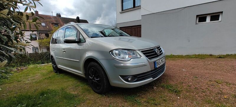 Grau Gebraucht 2010 VW Touran Highline Van / Kleinbus | 4.499 € (Superpreis) - Bild 1/4