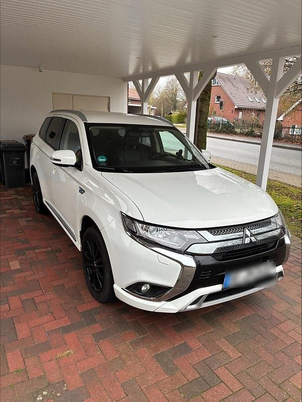 Weiß Gebraucht 2020 Mitsubishi Outlander P-HEV SUV | 19.999 € (Superpreis) - Bild 1/4