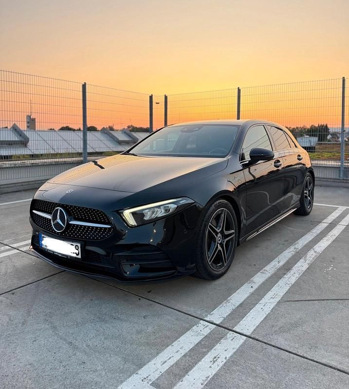 Schwarz Gebraucht 2020 Mercedes A200 AMG line Limousine | 25.500 € (Etwas zu teuer) - Bild 1/4
