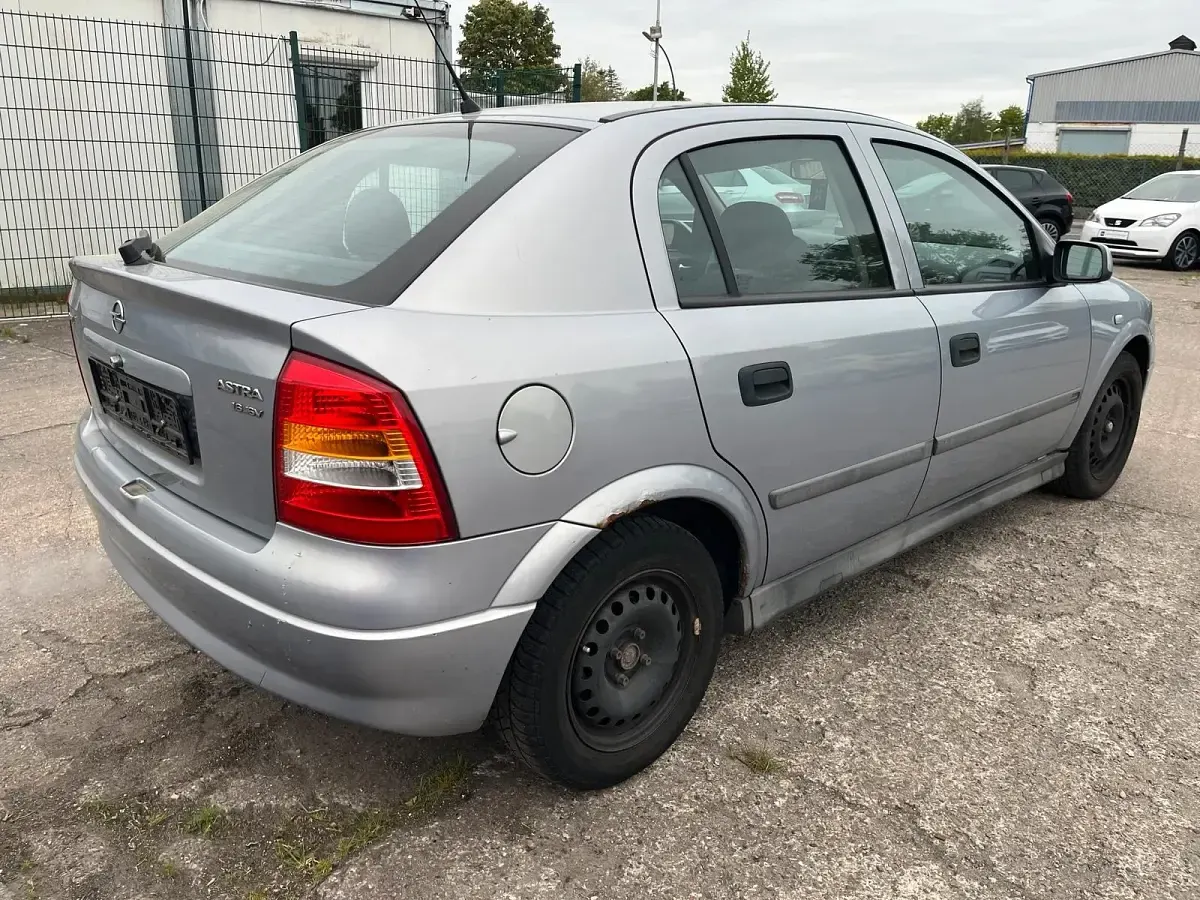 Używany Opel Astra 2000 Srebrny Sedan/Limuzyna