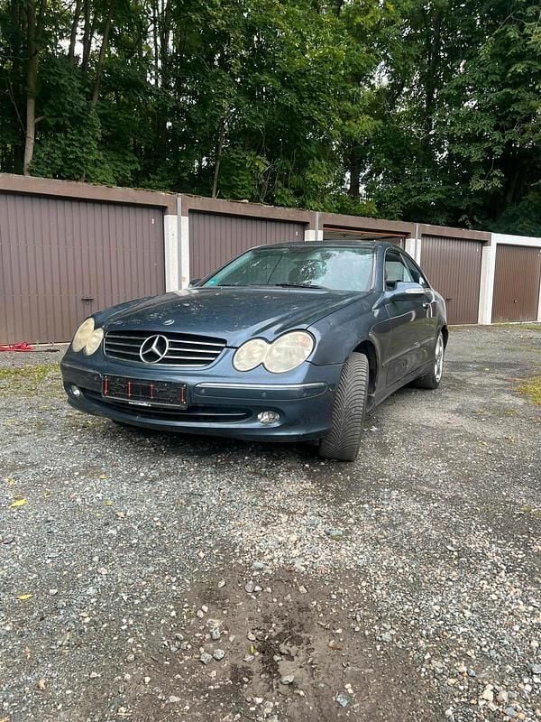 Braun Gebraucht 2005 Mercedes CLK300 Coupé | 2.600 € - Bild 1/4