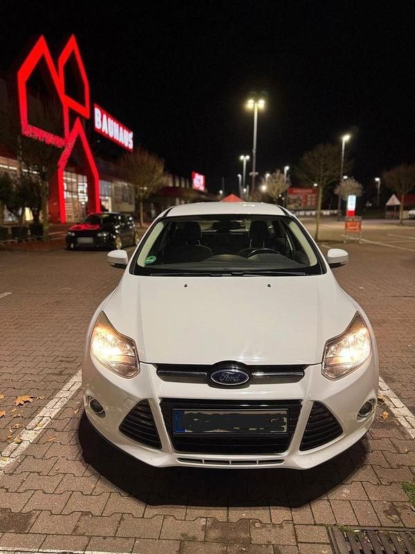 Gebraucht Ford Focus Trend 101 PS (74 kW) 2012 Weiß Kombi