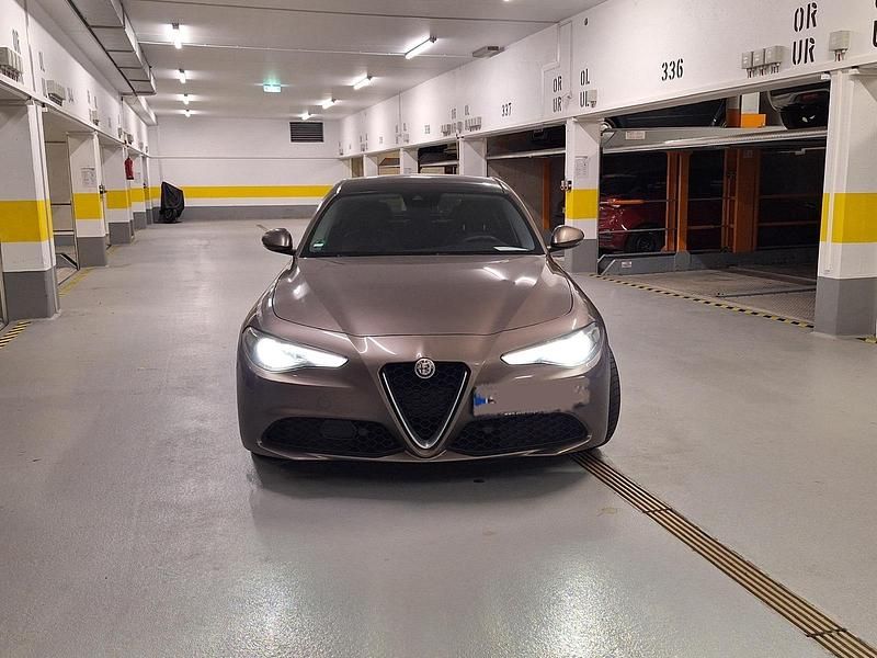Grau Gebraucht 2018 Alfa Romeo Giulia Limousine | 17.500 € - Bild 1/4