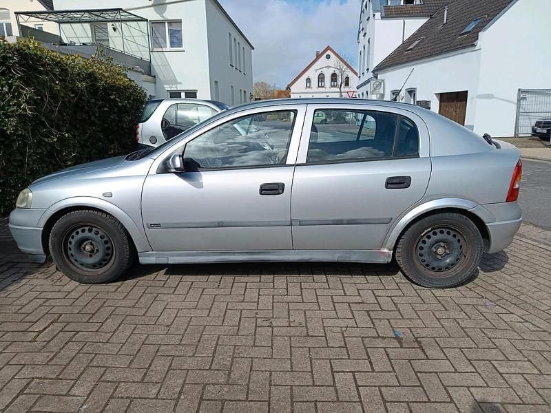 Gebraucht Opel Astra 101 PS (74 kW) 1998 Silber Limousine
