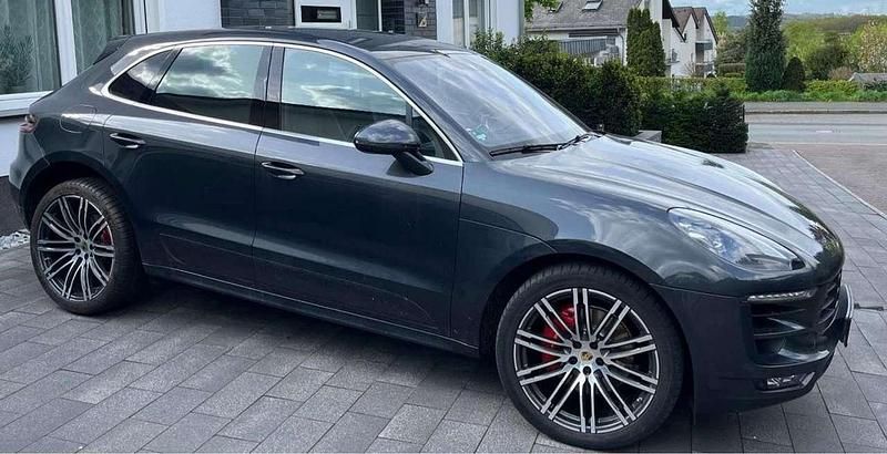 Grau Gebraucht 2017 Porsche Macan GTS SUV | 38.300 € (Fairer Preis) - Bild 1/4