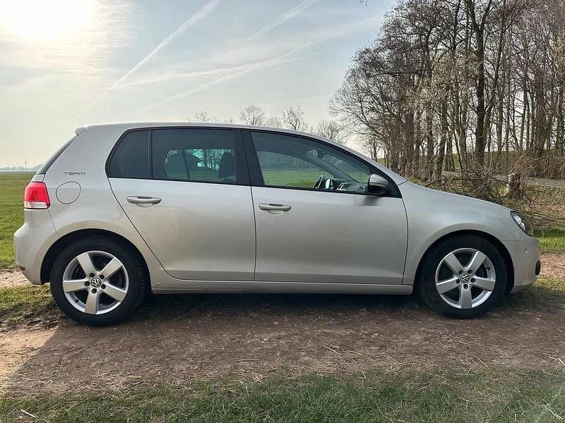 Gebraucht VW Golf VI Team 122 PS (89 kW) 2010 Silber Kleinwagen
