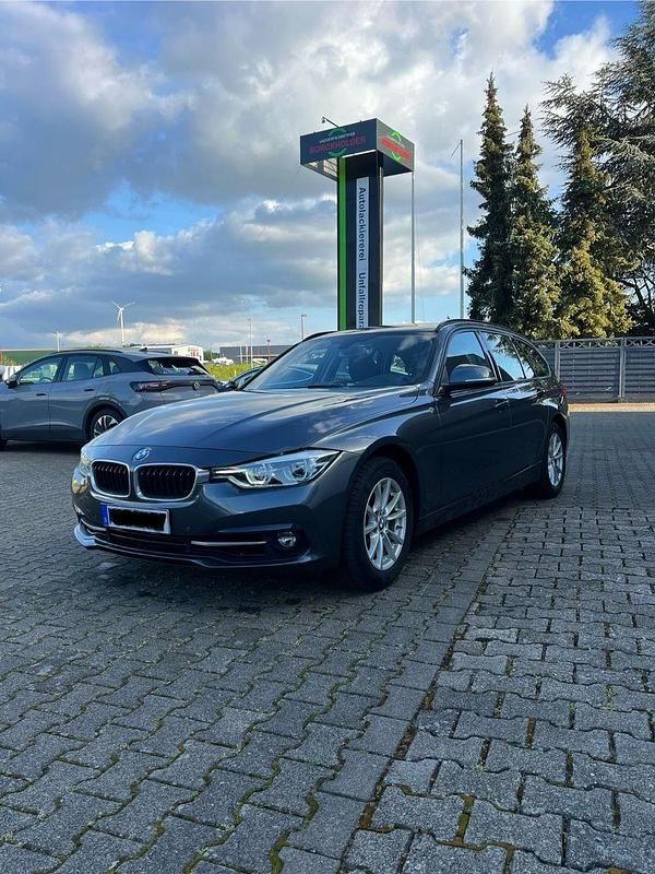 Grau Gebraucht 2018 BMW 318 Sport Line Kombi | 13.900 € (Guter Preis) - Bild 1/4
