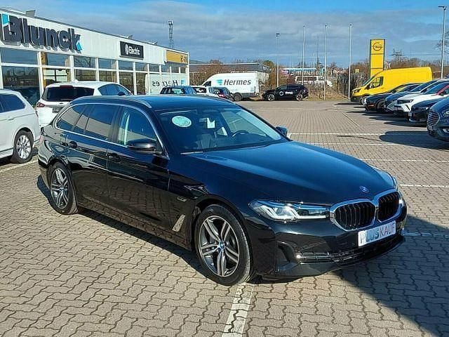 Gebraucht BMW 530e 184 PS (135 kW) 2022 Black sapphire metallic (metallic) Kombi
