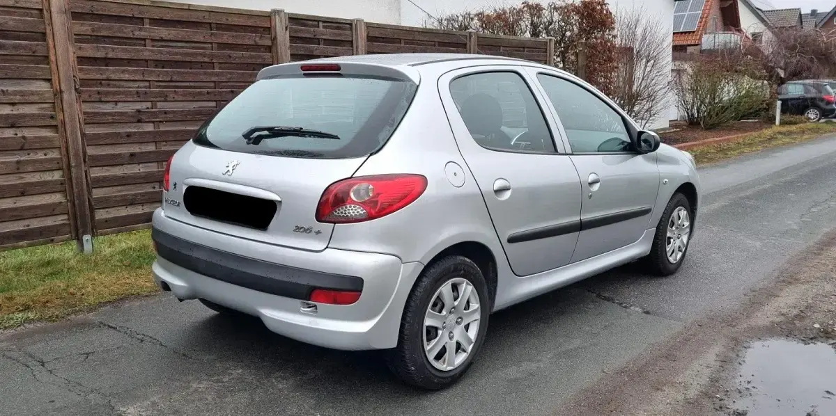 Gebraucht Peugeot 206+ 68 PS (50 kW) 2009 Silber Kleinwagen