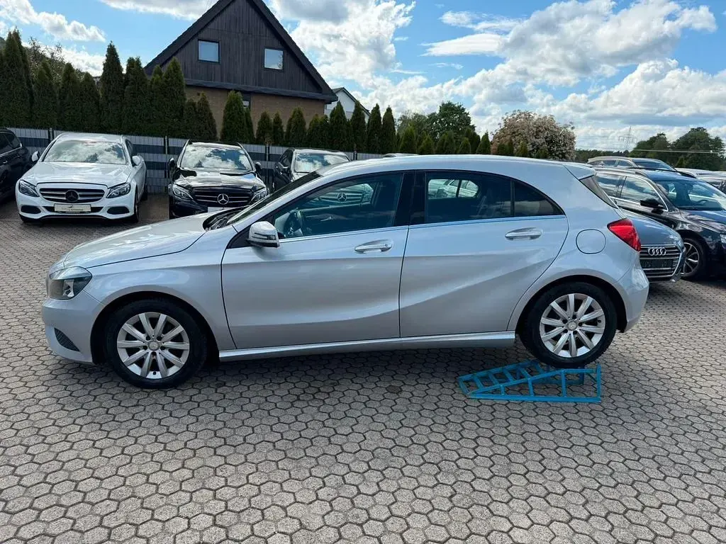 Gebraucht Mercedes A180 122 PS (89 kW) 2014 Silber Kleinwagen