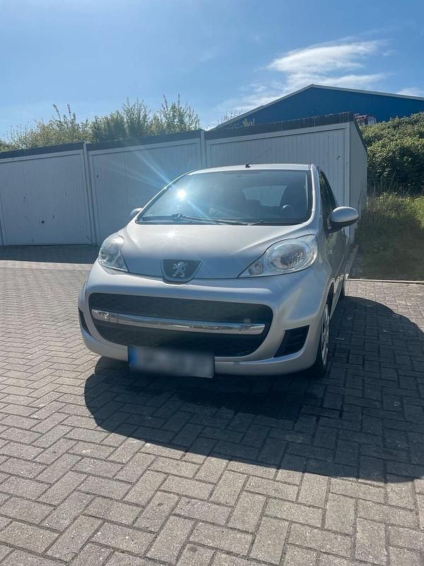 Silber Gebraucht 2010 Peugeot 107 Kleinwagen | 2.500 € (Fairer Preis) - Bild 1/4