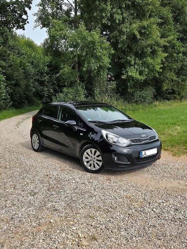 Schwarz Gebraucht 2014 Kia Rio 2 Kleinwagen | 6.400 € (Teuer) - Bild 1/4
