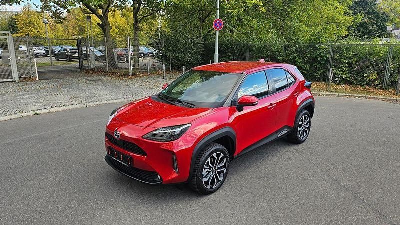 Rot Gebraucht 2023 Toyota Yaris Hybrid Connect Style Limousine | 24.450 € (Teuer) - Bild 1/4