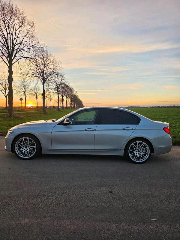 Gebraucht BMW 320 Sport Line 184 PS (135 kW) 2012 Silber Limousine