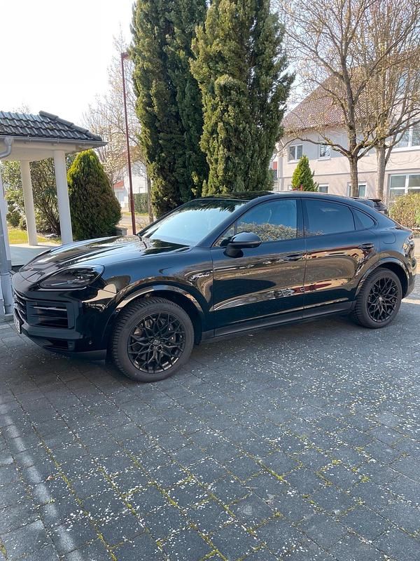 Gebraucht Porsche Cayenne 470 PS (345 kW) 2024 Schwarz SUV