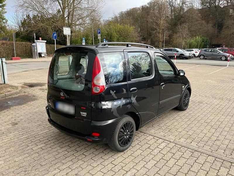 Gebraucht Toyota Yaris 86 PS (63 kW) 2000 Schwarz Kombi