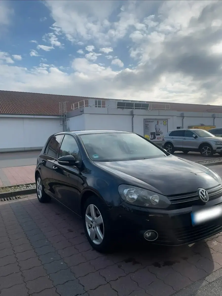 Gebraucht VW Golf VI 105 PS (77 kW) 2011 Schwarz Kleinwagen