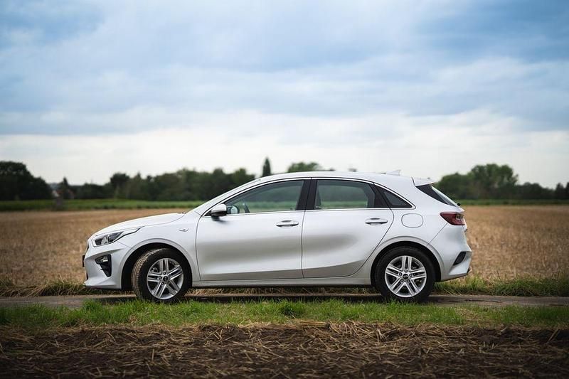 Używany Kia Ceed Vision 99 KM (72 kW) 2018 Srebrny Hatchback